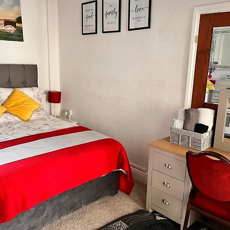 Victoria House - Self Catering Quiet Guesthouse - Adult Singles And Couples Only Blackpool Exterior foto