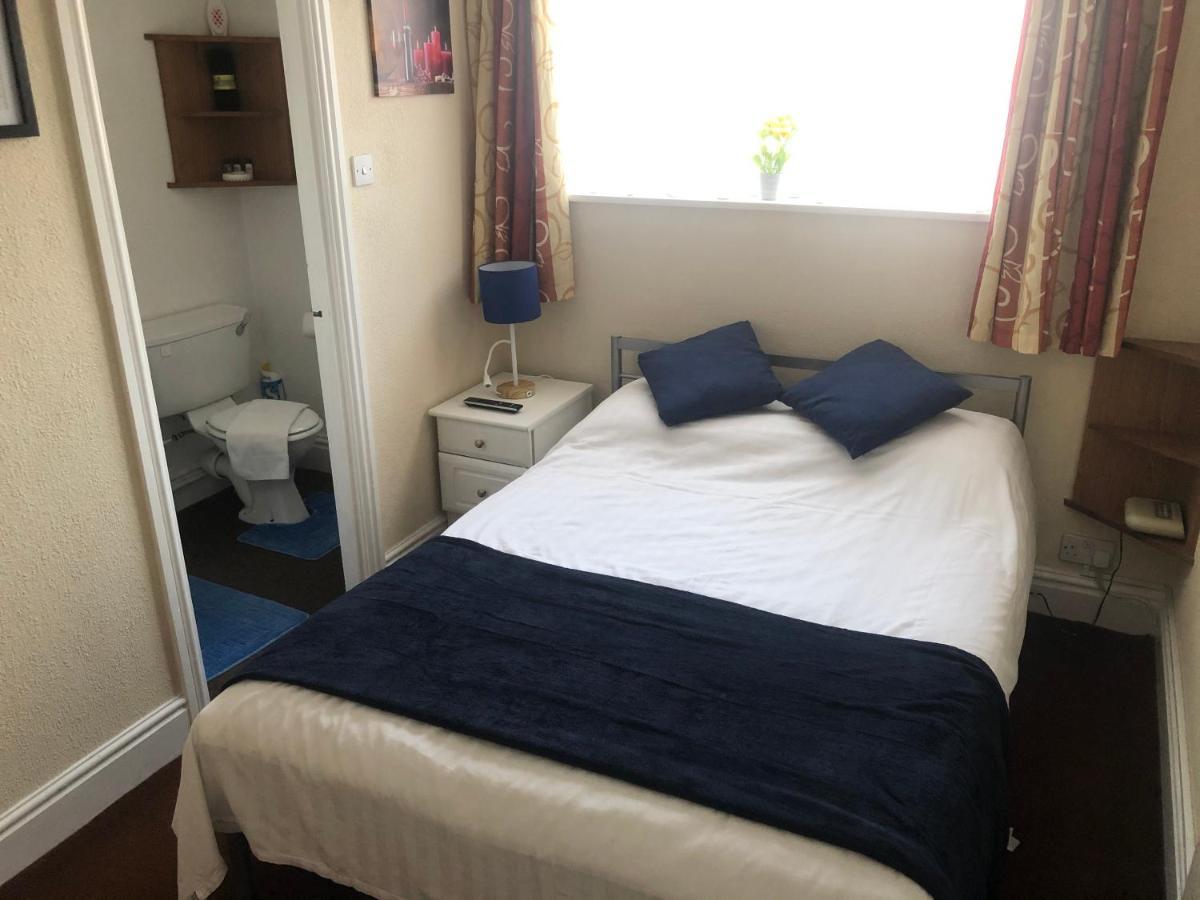 Victoria House - Self Catering Quiet Guesthouse - Adult Singles And Couples Only Blackpool Exterior foto