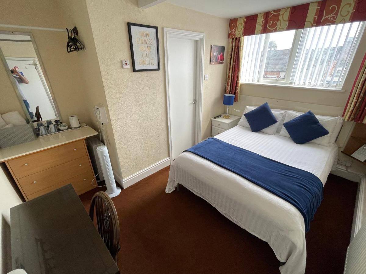 Victoria House - Self Catering Quiet Guesthouse - Adult Singles And Couples Only Blackpool Exterior foto