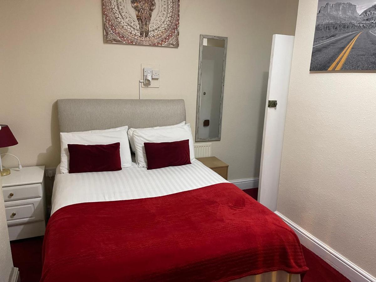 Victoria House - Self Catering Quiet Guesthouse - Adult Singles And Couples Only Blackpool Exterior foto