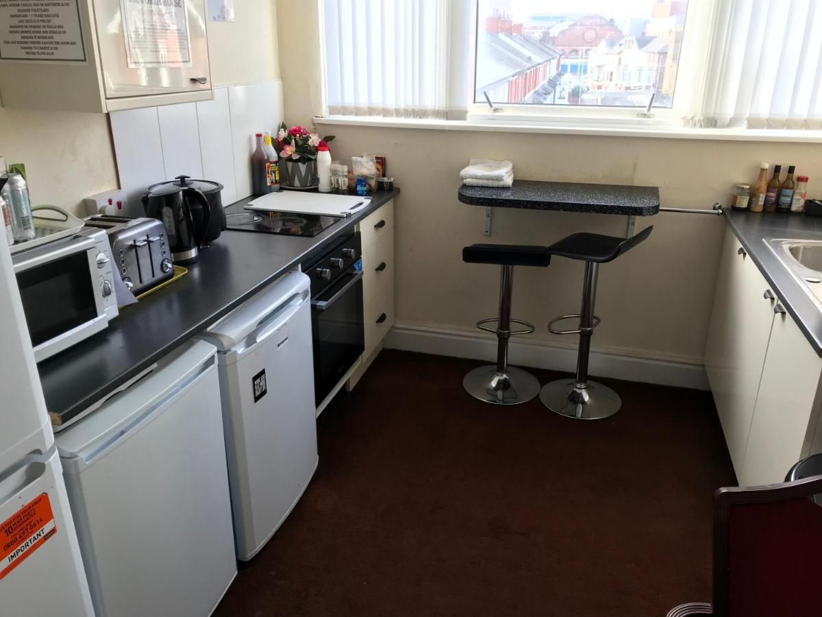 Victoria House - Self Catering Quiet Guesthouse - Adult Singles And Couples Only Blackpool Exterior foto