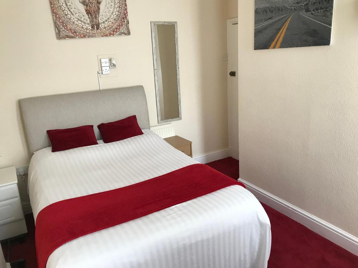 Victoria House - Self Catering Quiet Guesthouse - Adult Singles And Couples Only Blackpool Exterior foto