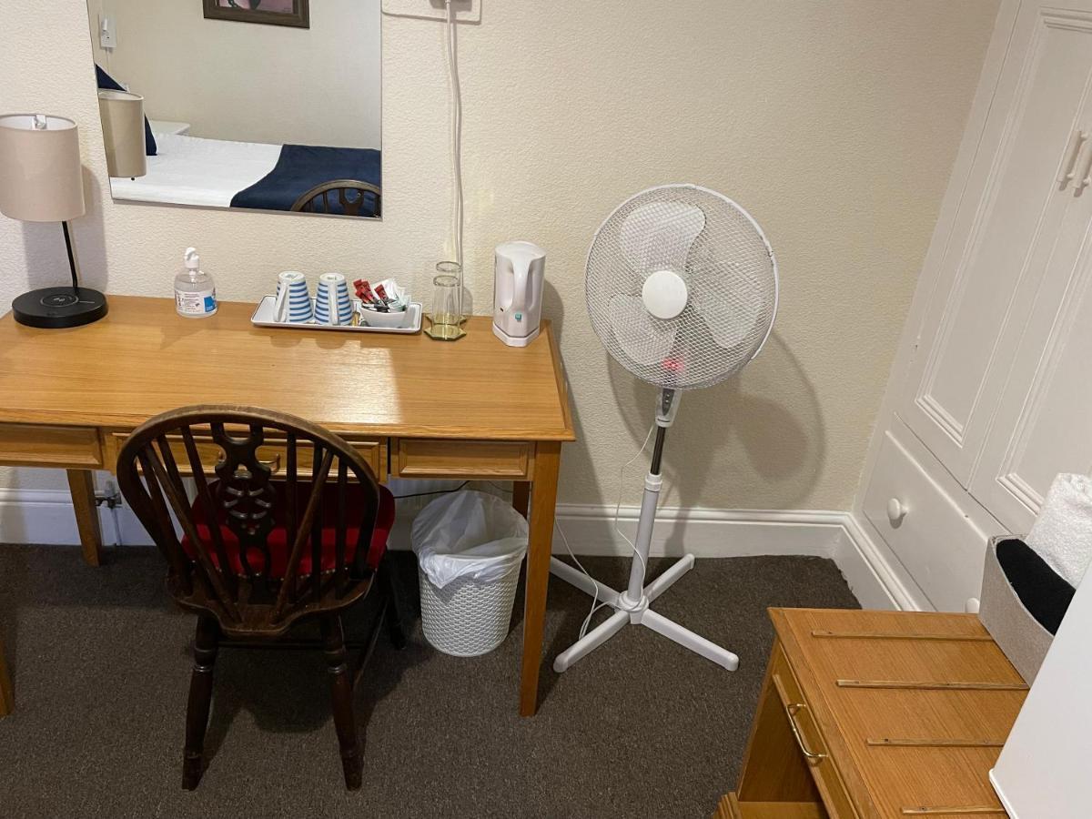 Victoria House - Self Catering Quiet Guesthouse - Adult Singles And Couples Only Blackpool Exterior foto