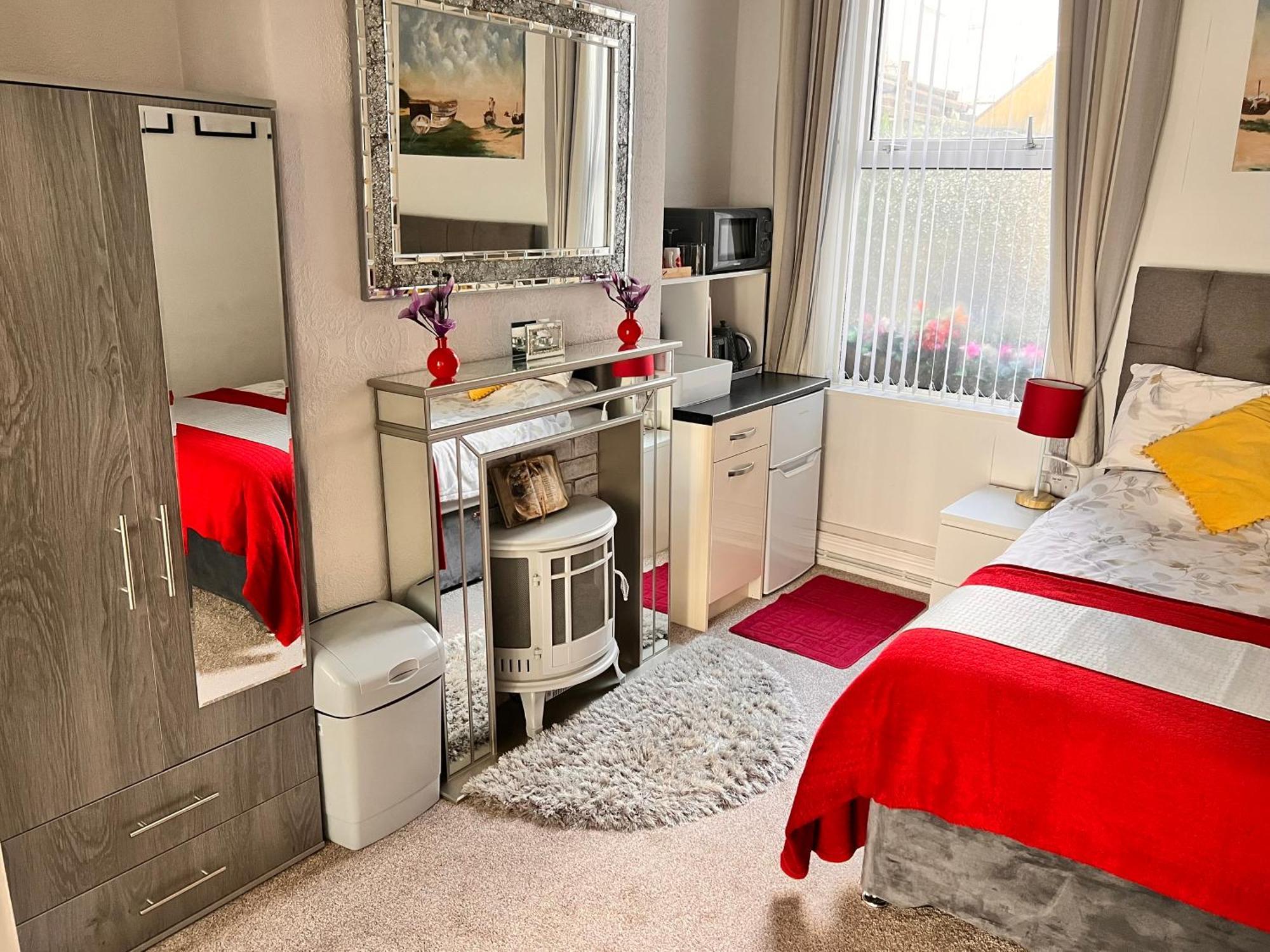 Victoria House - Self Catering Quiet Guesthouse - Adult Singles And Couples Only Blackpool Exterior foto