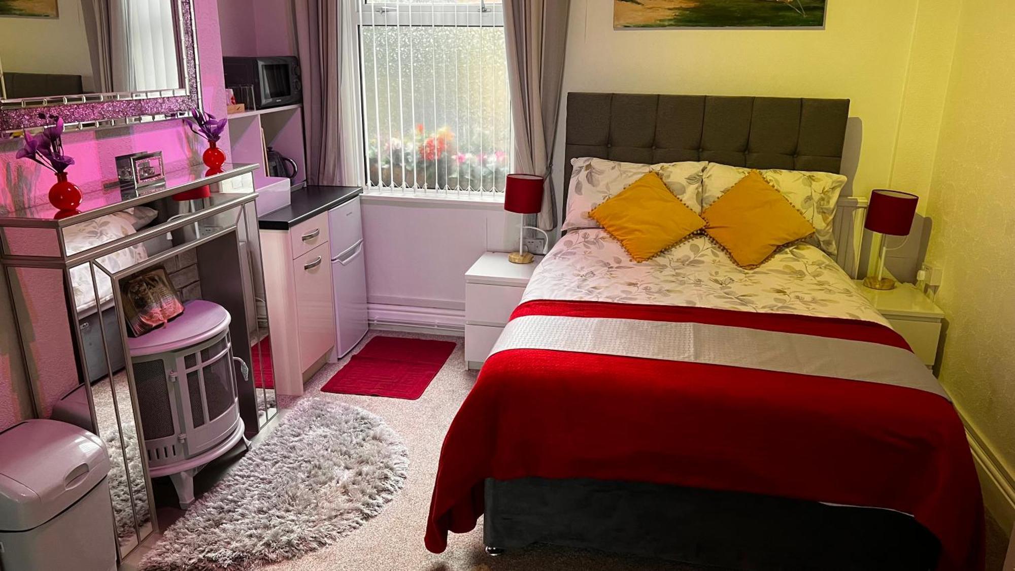 Victoria House - Self Catering Quiet Guesthouse - Adult Singles And Couples Only Blackpool Exterior foto