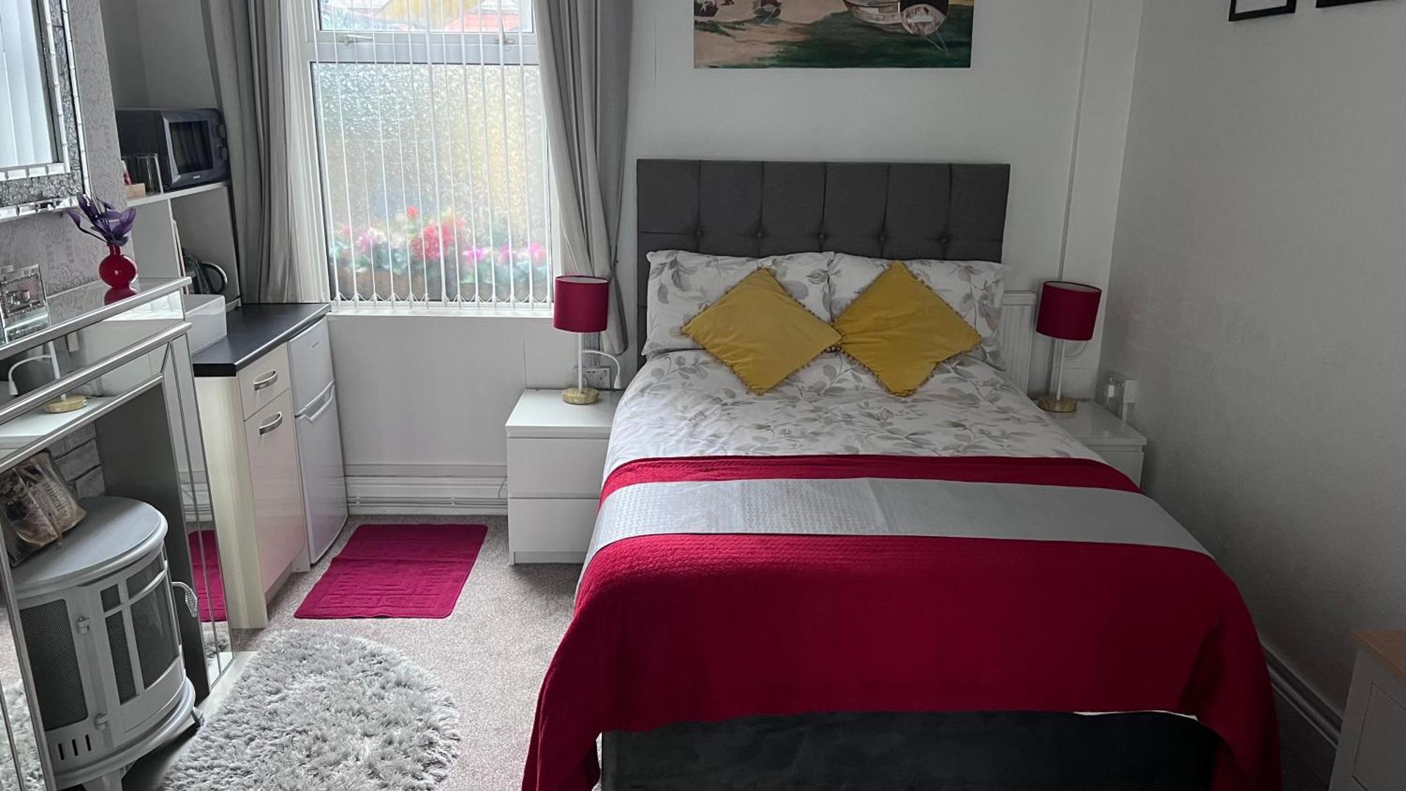 Victoria House - Self Catering Quiet Guesthouse - Adult Singles And Couples Only Blackpool Exterior foto