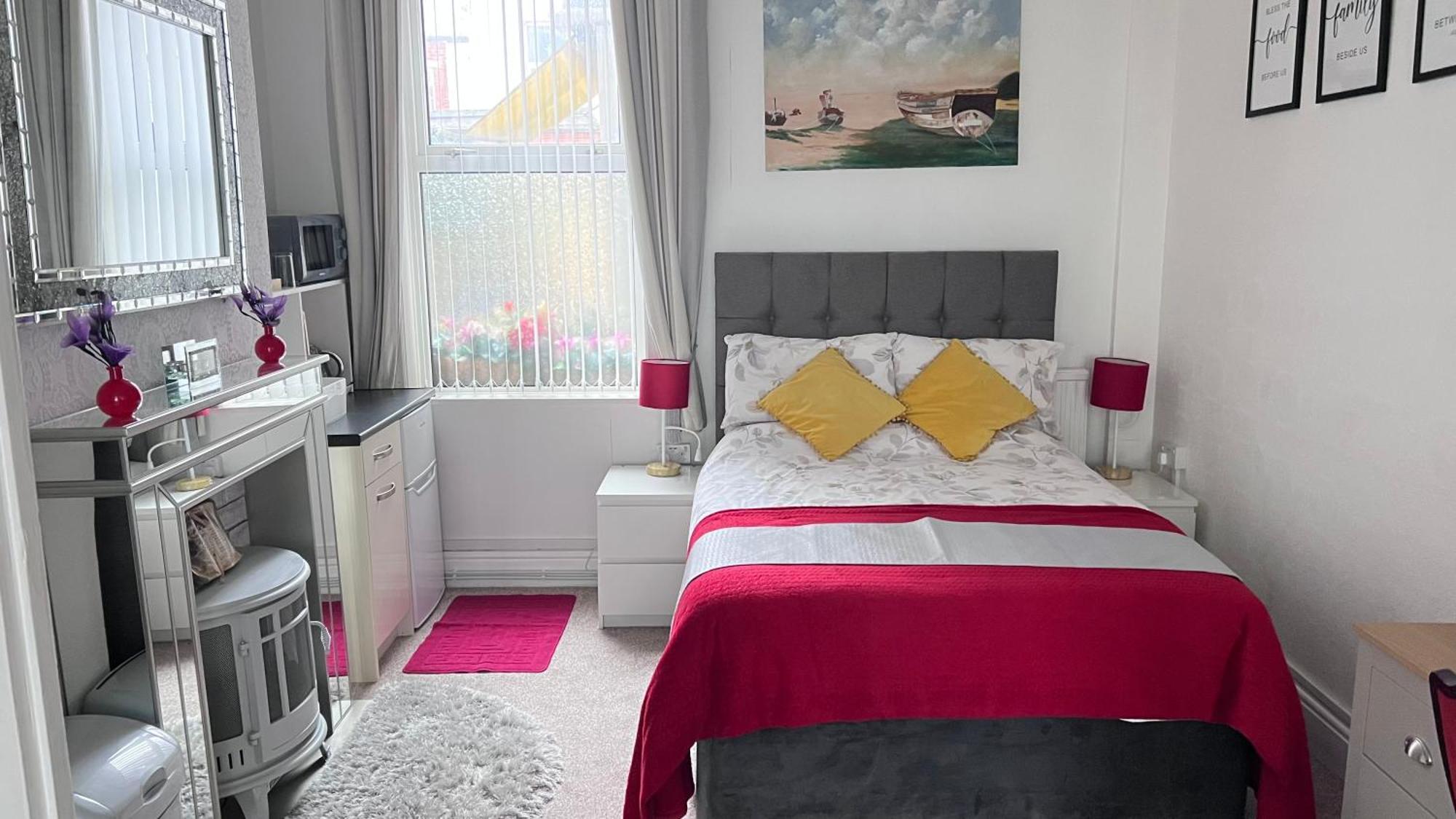 Victoria House - Self Catering Quiet Guesthouse - Adult Singles And Couples Only Blackpool Exterior foto