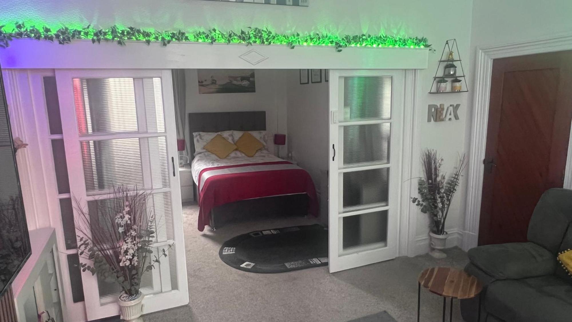 Victoria House - Self Catering Quiet Guesthouse - Adult Singles And Couples Only Blackpool Exterior foto