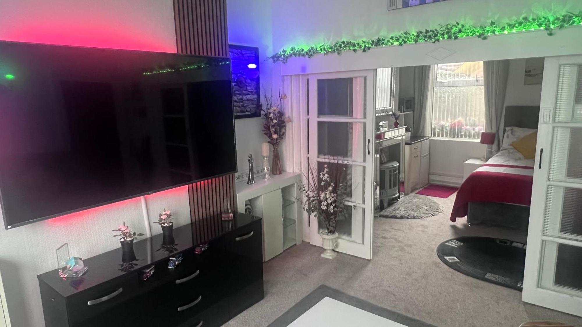 Victoria House - Self Catering Quiet Guesthouse - Adult Singles And Couples Only Blackpool Exterior foto