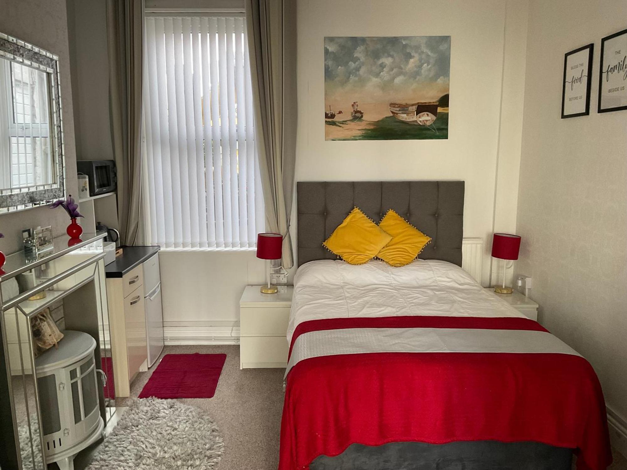 Victoria House - Self Catering Quiet Guesthouse - Adult Singles And Couples Only Blackpool Exterior foto