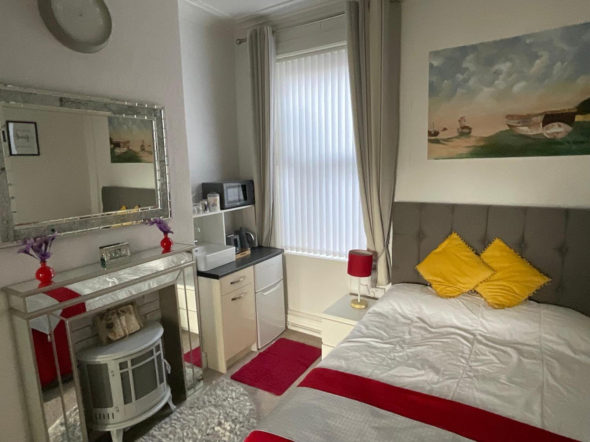 Victoria House - Self Catering Quiet Guesthouse - Adult Singles And Couples Only Blackpool Exterior foto