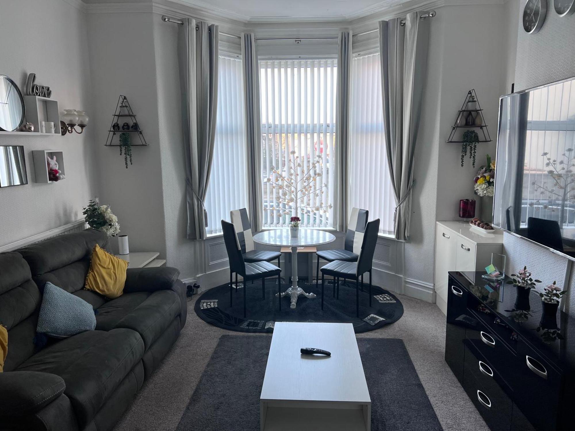 Victoria House - Self Catering Quiet Guesthouse - Adult Singles And Couples Only Blackpool Exterior foto