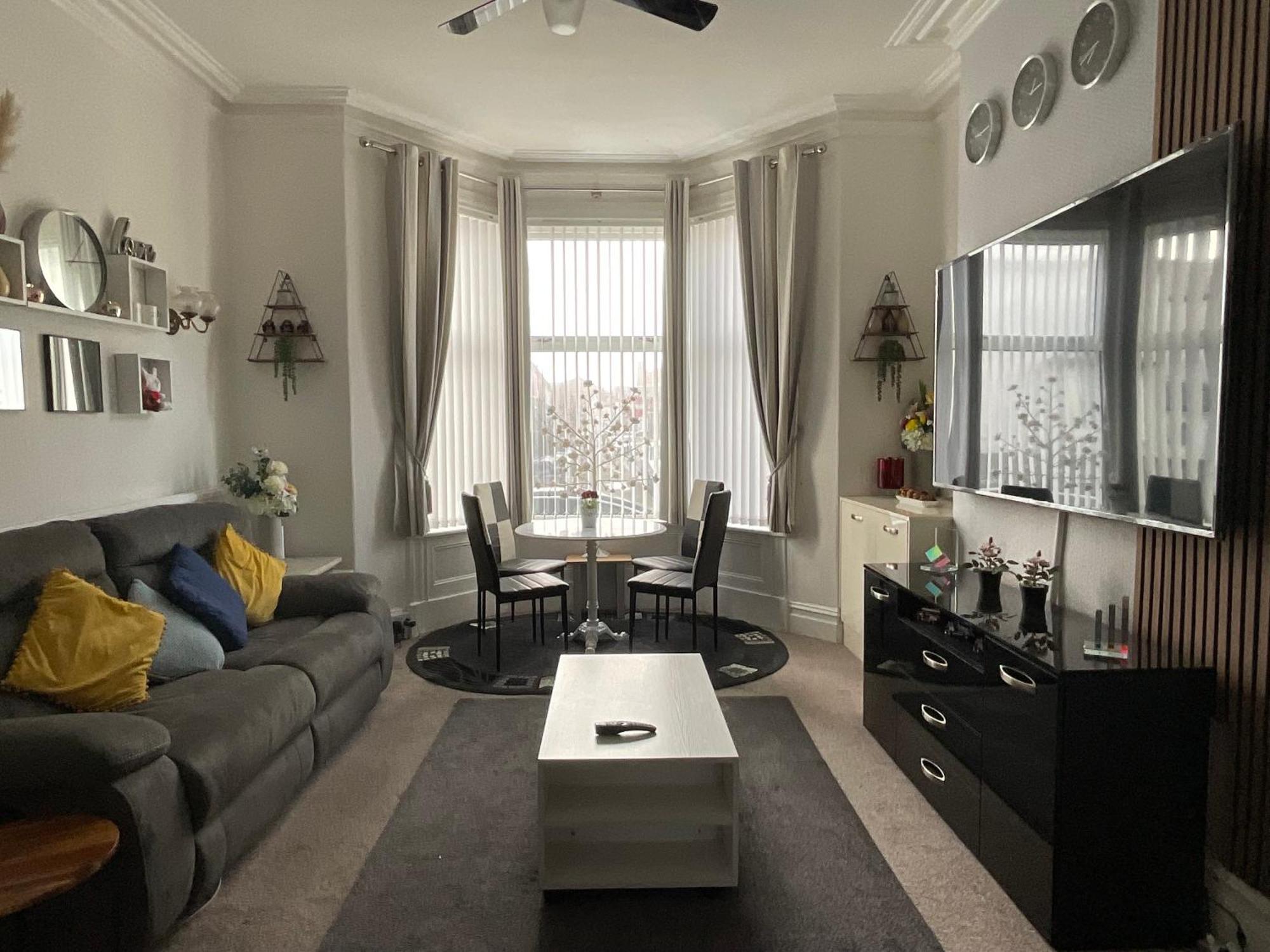 Victoria House - Self Catering Quiet Guesthouse - Adult Singles And Couples Only Blackpool Exterior foto