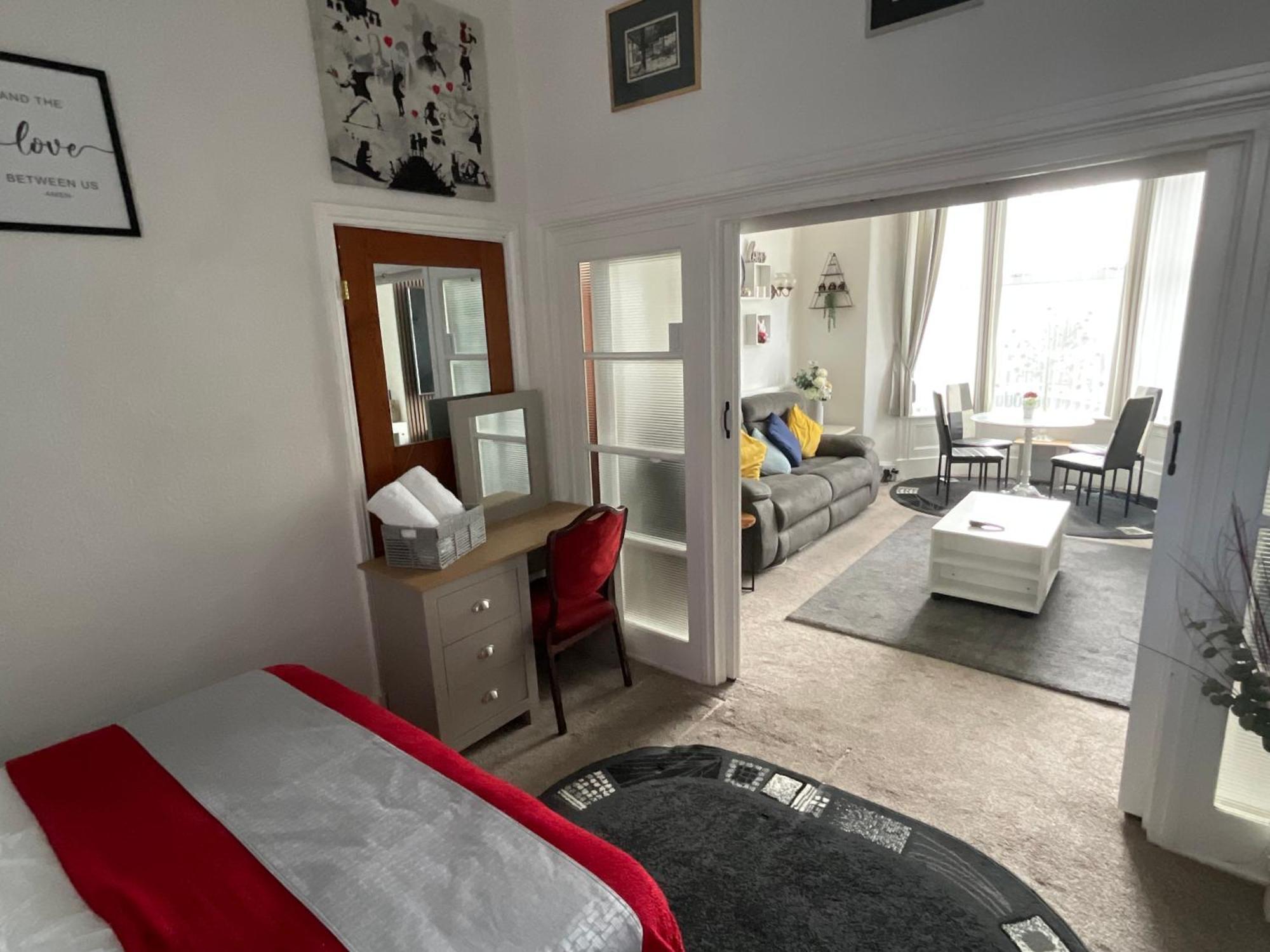 Victoria House - Self Catering Quiet Guesthouse - Adult Singles And Couples Only Blackpool Exterior foto